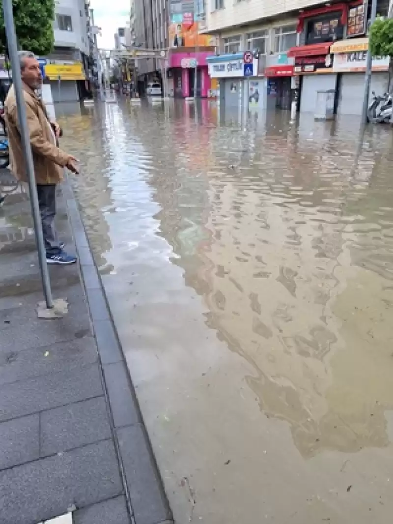 İskenderun'da Işyerlerini Su Basan Esnaf Isyan Etti