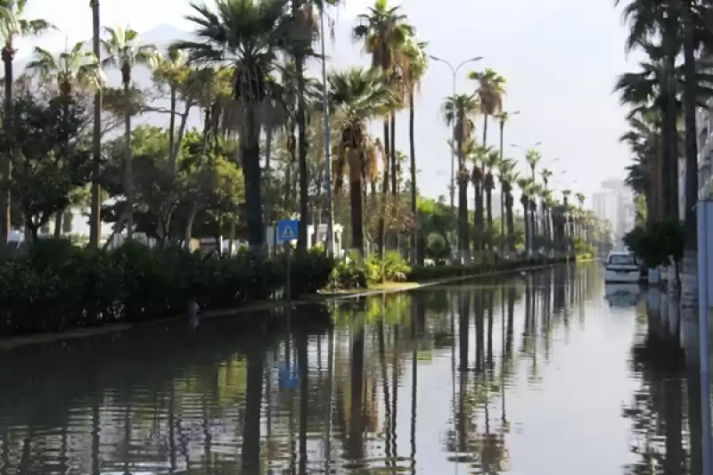 İskenderun'da Denizin Taşması Sonucu Su Basan Ev Ve Iş Yerlerinde Temizlik Sürüyor