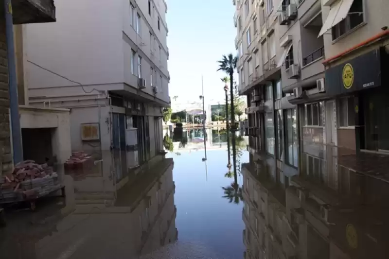 İskenderun'da Denizin Taşması Sonucu Su Basan Ev Ve Iş Yerlerinde Temizlik Sürüyor