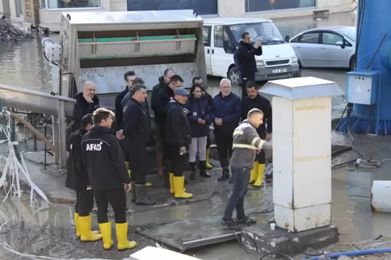 AFAD Başkanı Okay Memiş, Kuvvetli Rüzgar Nedeniyle Denizin Taştığı İskenderun'da Incelemede Bulundu