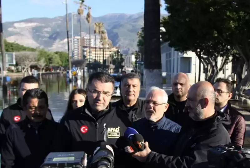 AFAD Başkanı Okay Memiş, Kuvvetli Rüzgar Nedeniyle Denizin Taştığı İskenderun'da Incelemede Bulundu