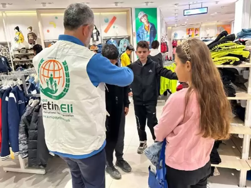 Avrupa Yetim Eli Derneği’nden İskenderun'da Depremzede çocuklara Kıyafet Yardımı
