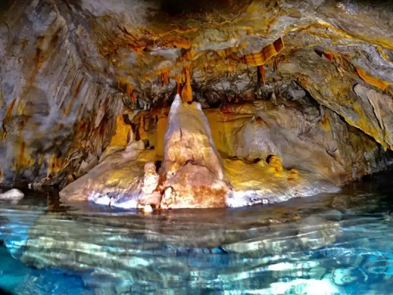 Hatay'ın Peribacalarını Andıran Su Altı Mağarası, çok Sayıda Dalış Tutkununu Ağırlıyor