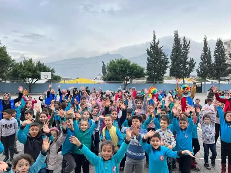 Hatay'da Hasarlı Binanın Yıkımına Tanık Olan öğrencilere Moral Etkinliği