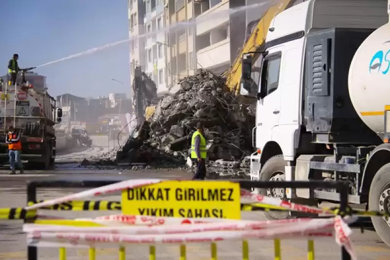 Hatay İskenderun'da Depremde Ağır Hasar Alan Binaların Yıkımı Sürüyor 