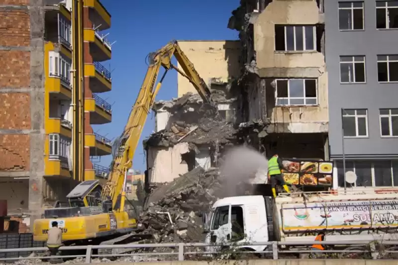 Hatay İskenderun'da Depremde Ağır Hasar Alan Binaların Yıkımı Sürüyor 