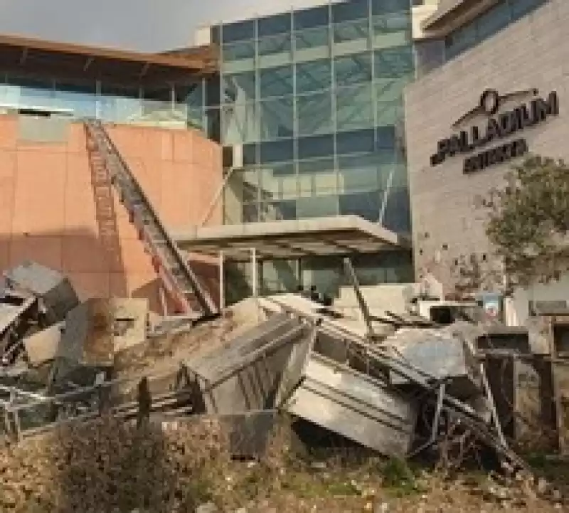 Palladium Alışveriş Merkezi Esnafı Eşyalarını Taşıyor
