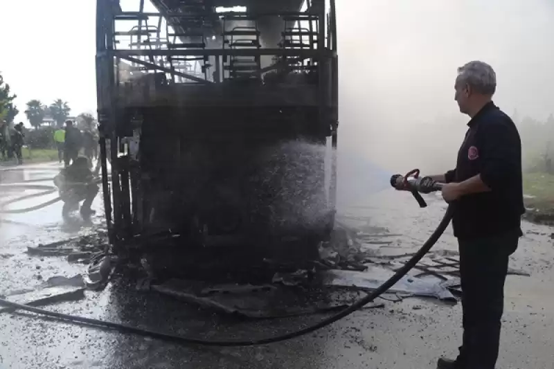 Hatay'da Yolcu Otobüsünde çıkan Yangın Söndürüldü 