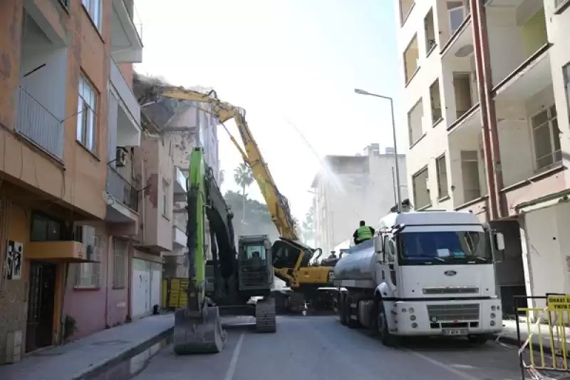 Hatay'da Depremlerde Hasar Alan 11 Bina Kontrollü Yıkıldı