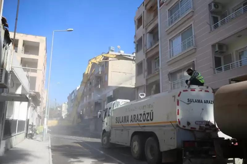 Hatay'da Depremlerde Hasar Alan 11 Bina Kontrollü Yıkıldı