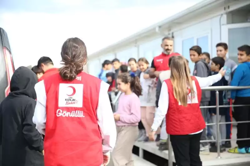 Türk Kızılaydan Konteynerde Eğitim Gören Depremzede öğrencilere Ikram