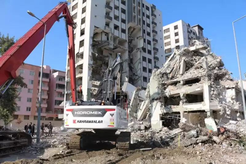 Hatay'da Yıkım çalışmaları Sırasında 2 Bina Tedbiren Boşaltıldı