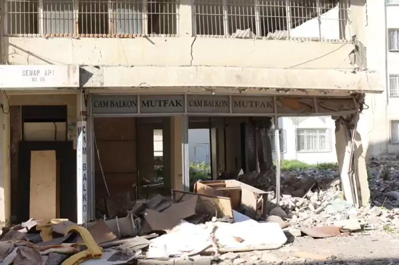 Hatay İskenderun'da Ağır Hasarlı Binaların Yıkımı Sürüyor