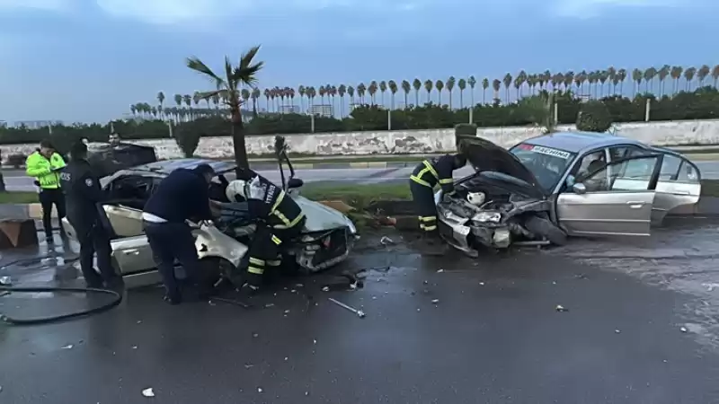 Hatay'da Iki Otomobilin çarpıştığı Kazada 6 Kişi Yaralandı