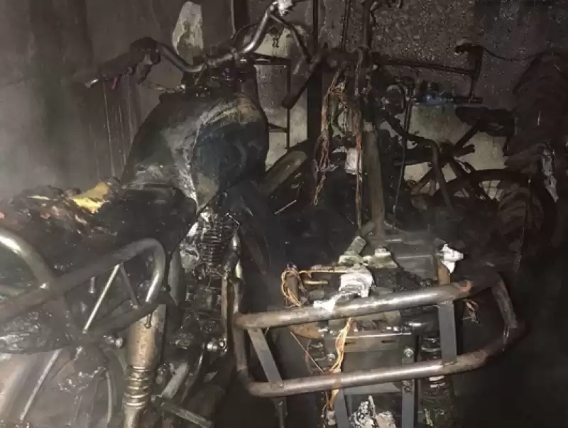 Hatay'da Park Halindeki Motosiklet Yandı