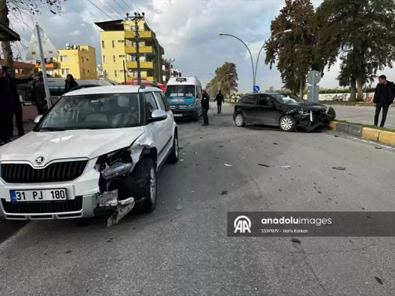 Hatay'da Trafik Kazasında Iki Otomobilde Hasar Oluştu