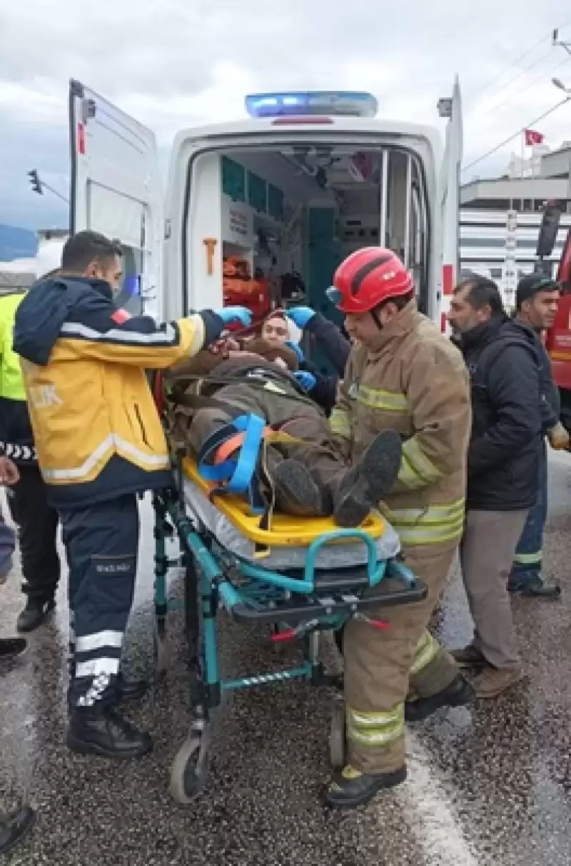 Hatay'da Otomobille Tırın çarpışması Sonucu 2 Kişi Yaralandı 