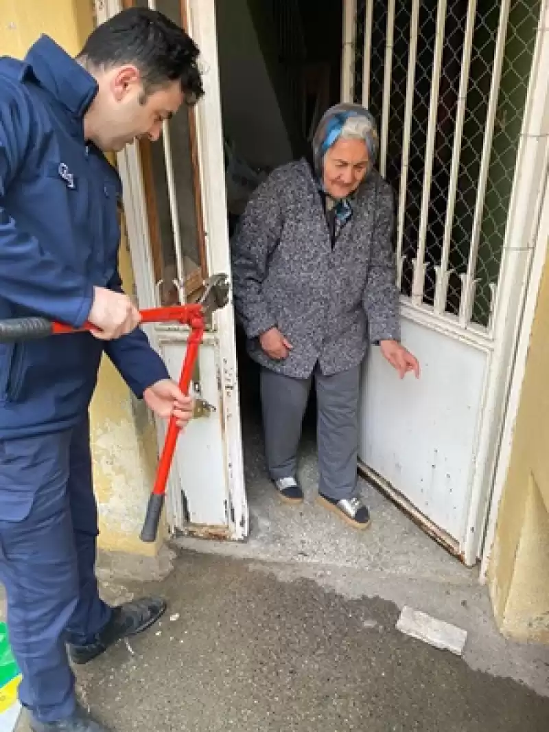 Hatay'da Evinde Kilitli Kalan Yaşlı Kadına Itfaiye Yardım Etti