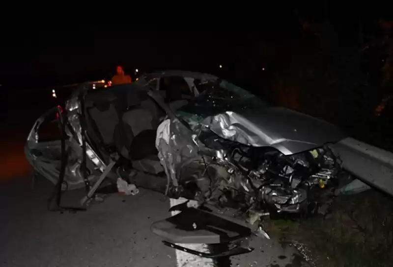 Hatay’da Bariyerlere çarpan Otomobilin Sürücüsü öldü