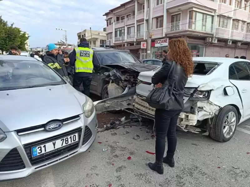 Hatay'da Zincirleme Kazaya Karışan 4 Araçta Hasar Oluştu 