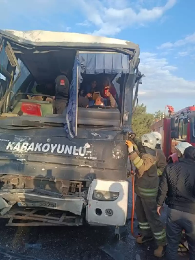 Hatay'da Iki Işçi Servisinin çarpışması Sonucu 6 Kişi Yaralandı