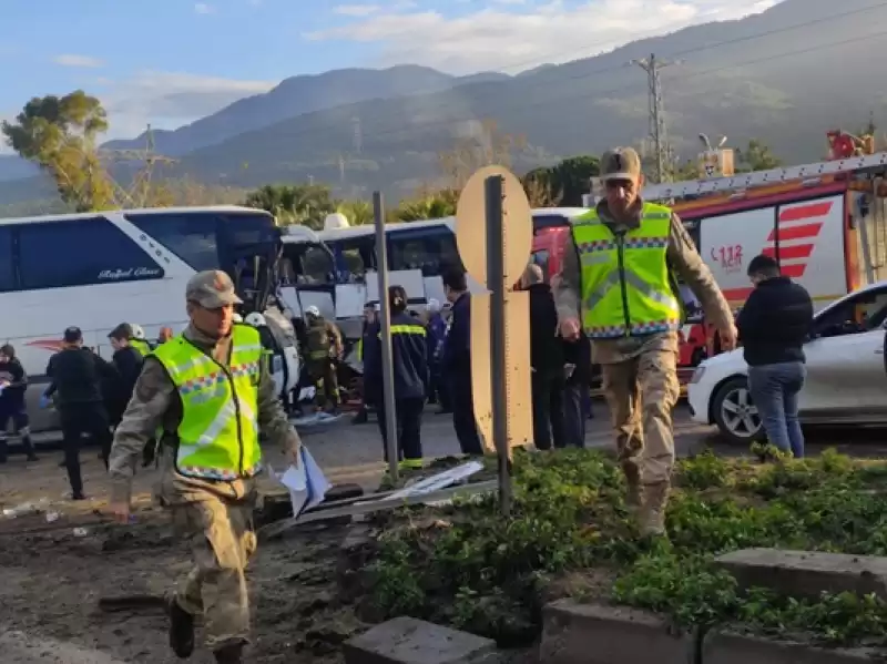 Hatay'da Iki Işçi Servisinin çarpışması Sonucu 6 Kişi Yaralandı