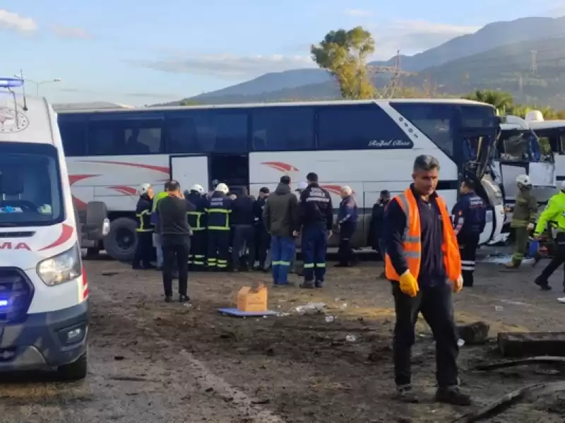 Hatay'da Iki Işçi Servisinin çarpışması Sonucu 6 Kişi Yaralandı