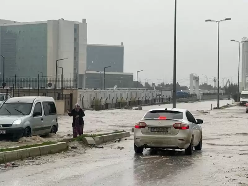 Antakya'da Sağanak Hayatı Olumsuz Etkiledi