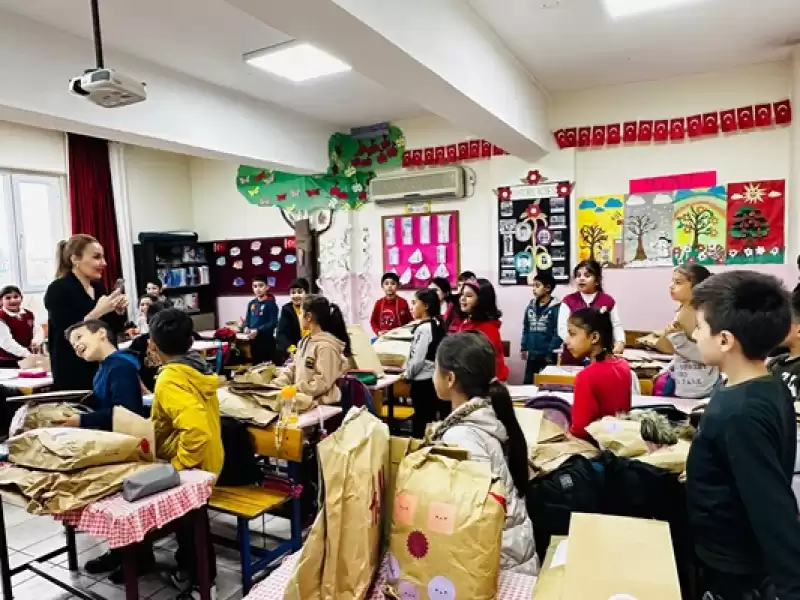 Hatay'da Depremzede öğrencilere Kıyafet Ve Oyuncak Yardımı 