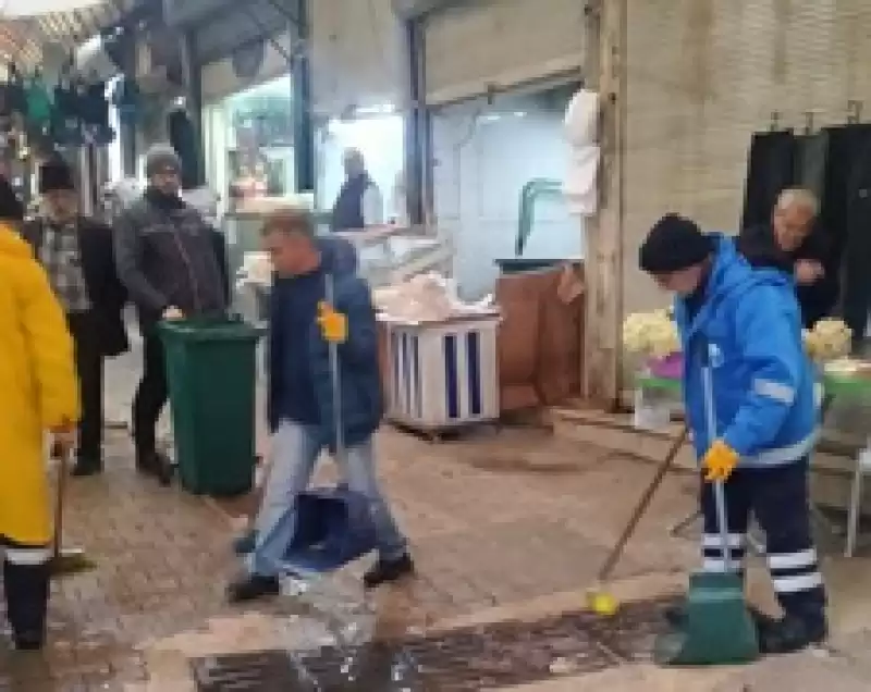 Yağmur Sonrası Uzun Çarşı’yı Antakya Belediyesi Ekipleri Temizledi
