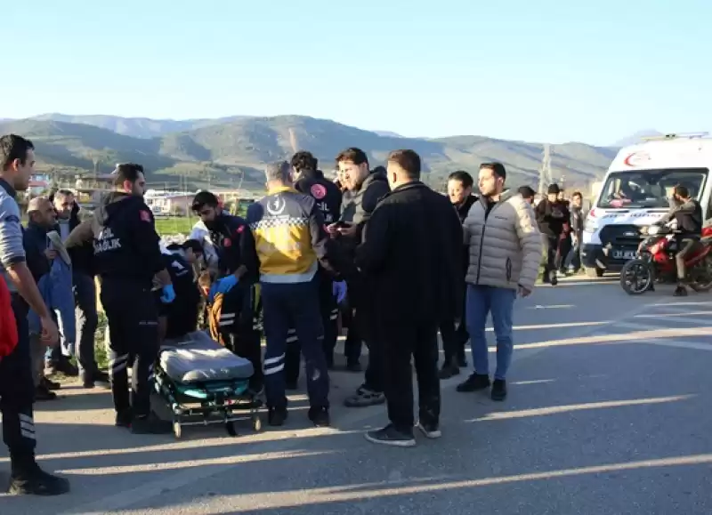 Hatay'da Servis Midibüsü Ile Tırın çarpıştığı Kazada 12 Kişi Yaralandı