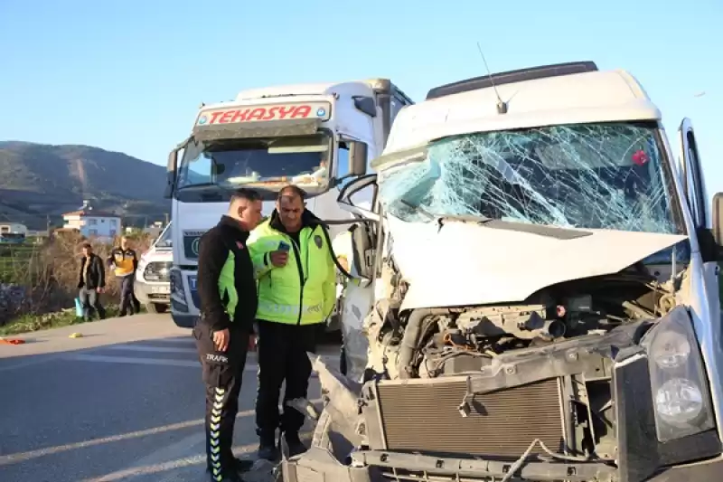 Hatay'da Servis Midibüsü Ile Tırın çarpıştığı Kazada 12 Kişi Yaralandı