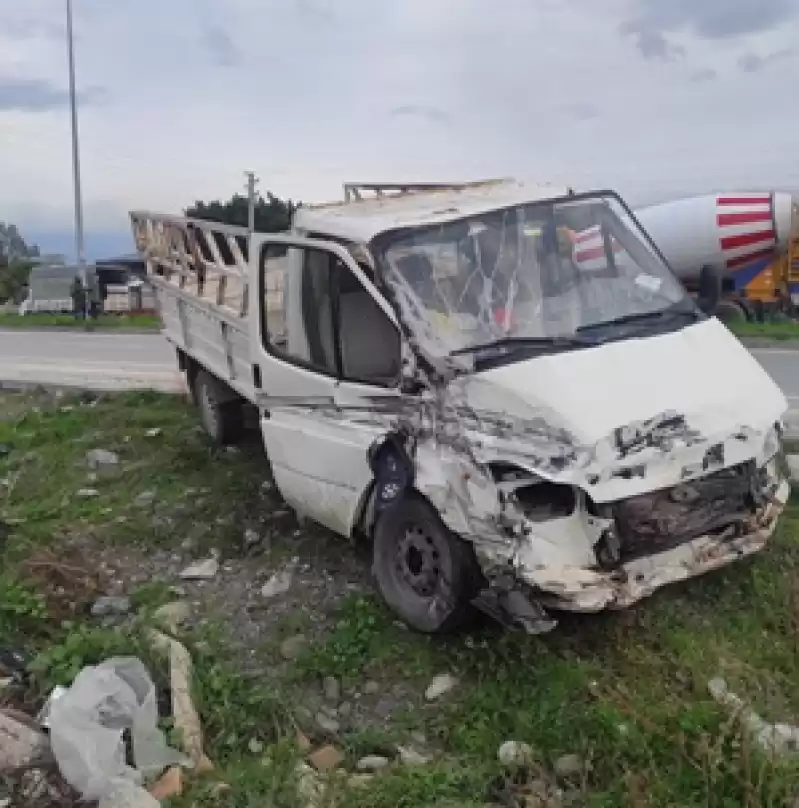 Hatay'da Kamyonetin Tır Ve Işçi Servisiyle çarpışması Sonucu 1 Kişi öldü, 5 Kişi Yaralandı