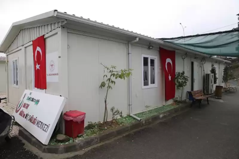 Depremde Anne Ve Babalarını Kaybeden Başhekim Kardeşler, Afetzedelere Hizmet Veriyor