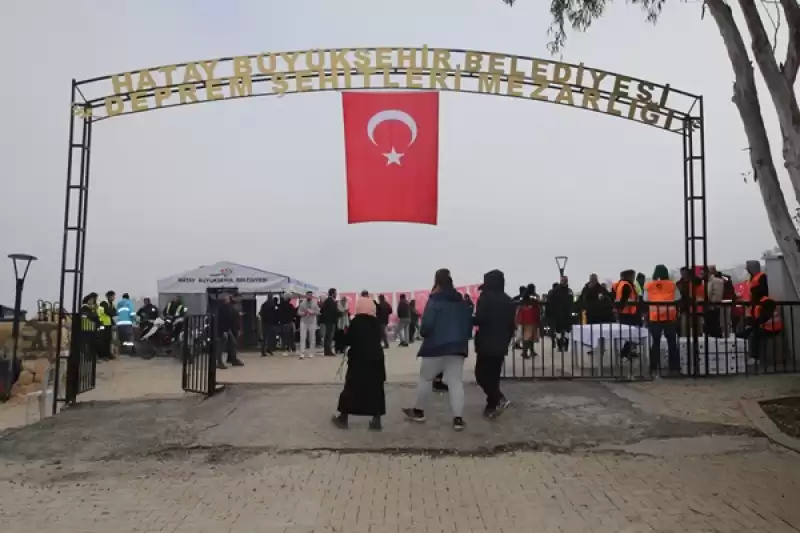 Hatay'da Depremlerin Birinci Yılında Mezarlık Ziyareti