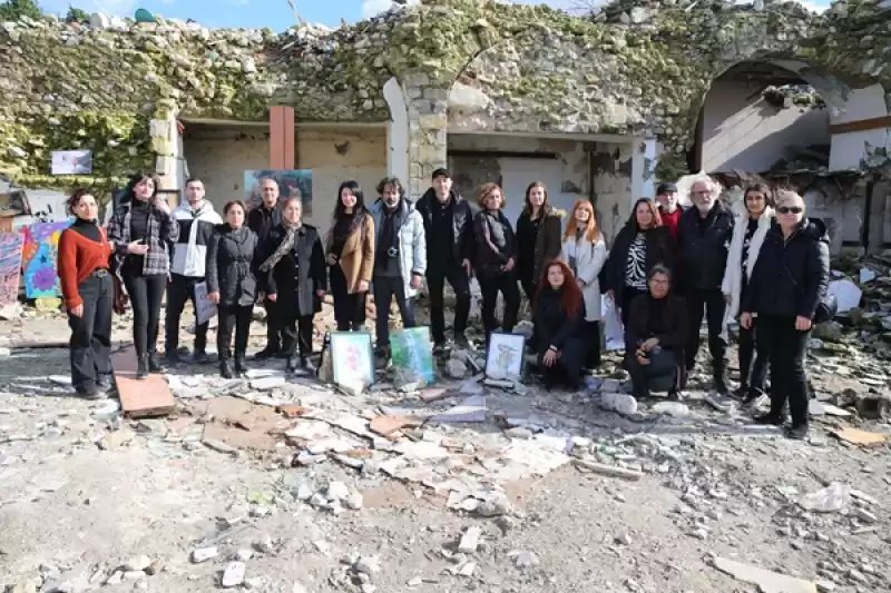 Hatay'da Sanatçılar Yıkıntıların Arasında Eserlerini Sergiledi