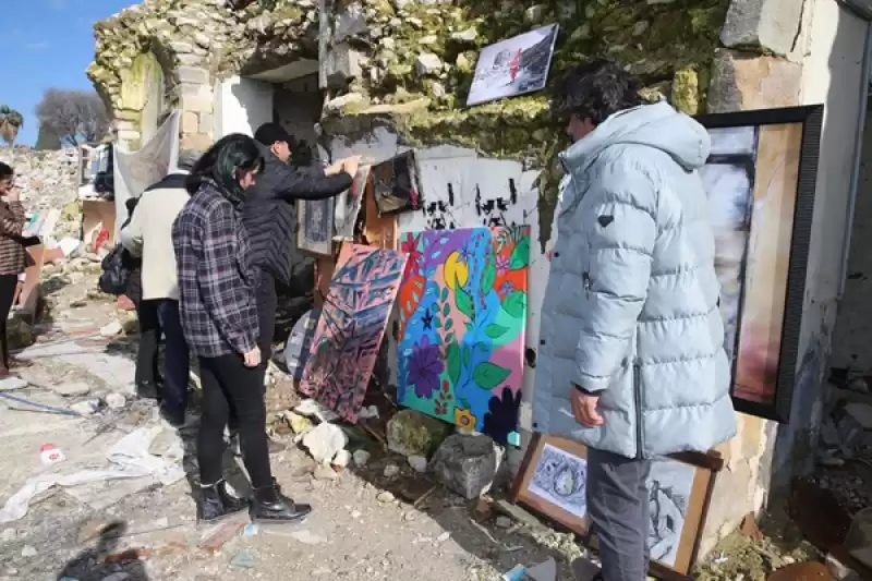 Hatay'da Sanatçılar Yıkıntıların Arasında Eserlerini Sergiledi