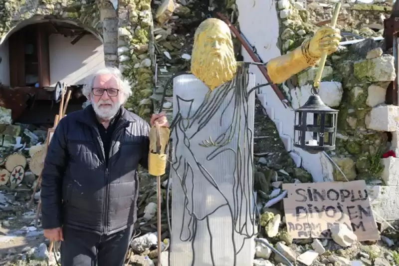 Hatay'da Sanatçılar Yıkıntıların Arasında Eserlerini Sergiledi