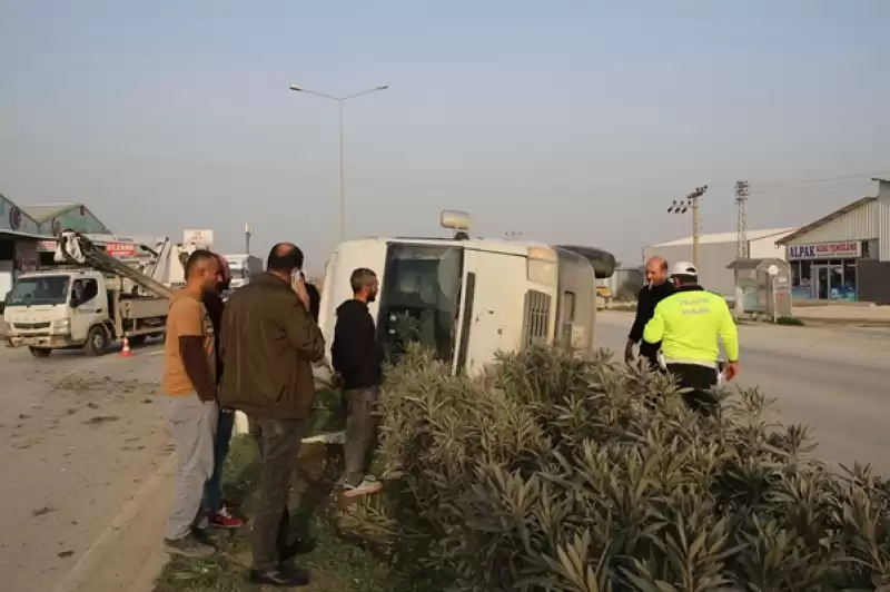 Hatay'da Refüje çarparak Devrilen Minibüsün Sürücüsü Yaralandı