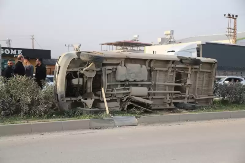 Hatay'da Refüje çarparak Devrilen Minibüsün Sürücüsü Yaralandı