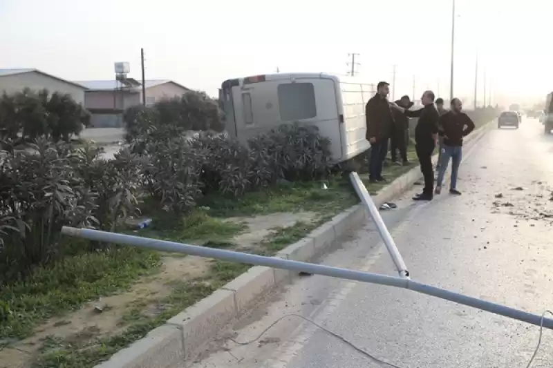 Hatay'da Refüje çarparak Devrilen Minibüsün Sürücüsü Yaralandı