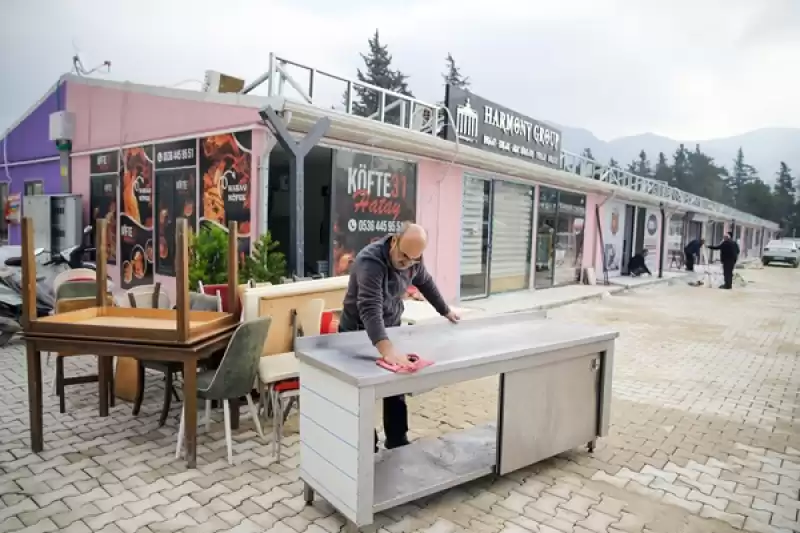 Hatay'da Prefabrik çarşıya Taşınan Depremzede Esnaf Geleceğe Umutla Bakıyor