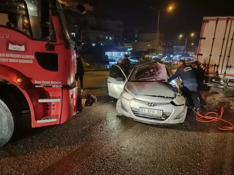 Hatay'da Tıra çarpan Otomobilin Sürücüsü Yaralandı