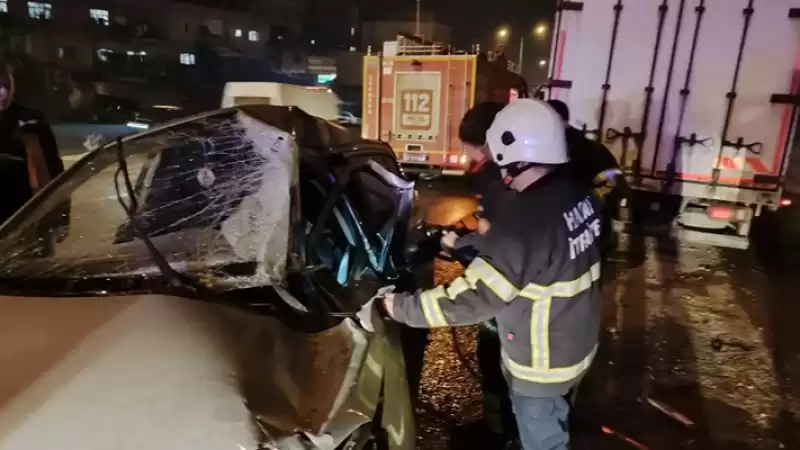 Hatay'da Tıra çarpan Otomobilin Sürücüsü Yaralandı