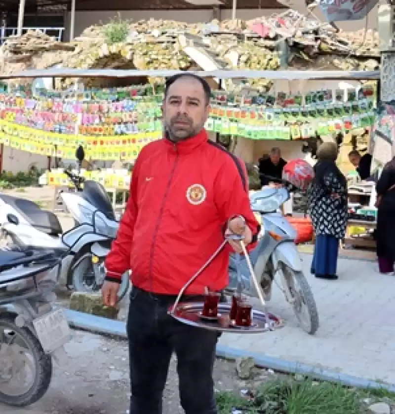 Yıkıntılar Arasındaki Tavşan Kanı çaycı