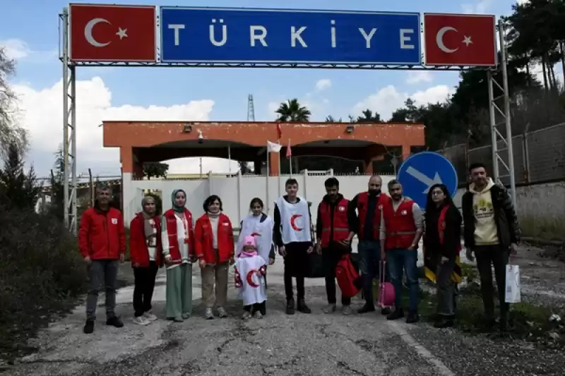 Depremde Ebeveynlerini Kaybeden 3 Kardeş, Suriye'deki Dedelerine Teslim Edildi 