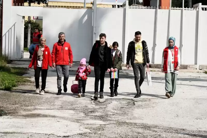 Depremde Ebeveynlerini Kaybeden 3 Kardeş, Suriye'deki Dedelerine Teslim Edildi