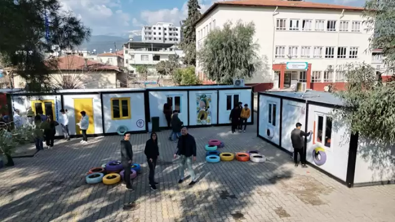 Hatay'da Depremzede Liseliler, Konteyner Sınıfları Resim Ve Süslerle Renklendirdi