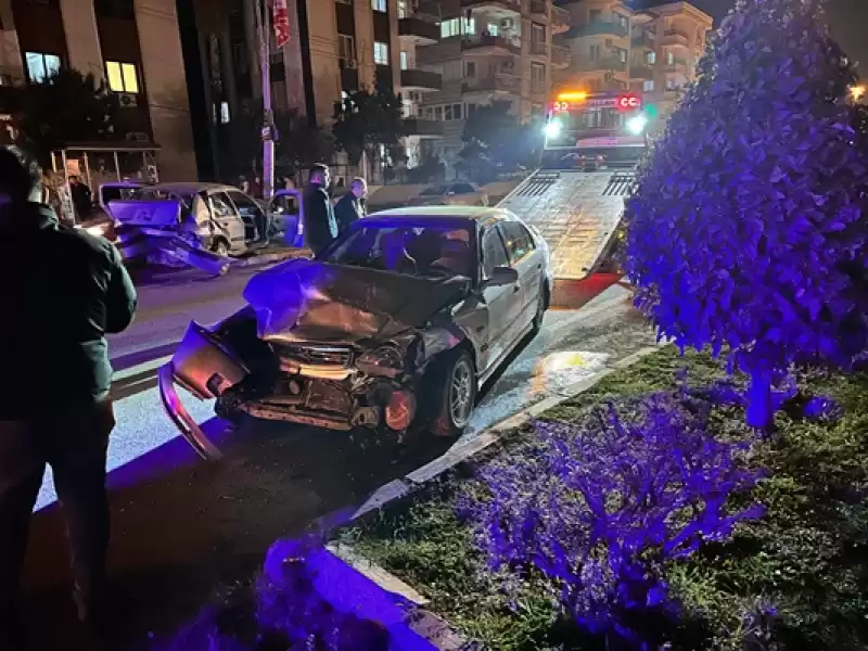 Hatay'daki Iki Otomobilin çarpışması Sonucu 4 Kişi Yaralandı