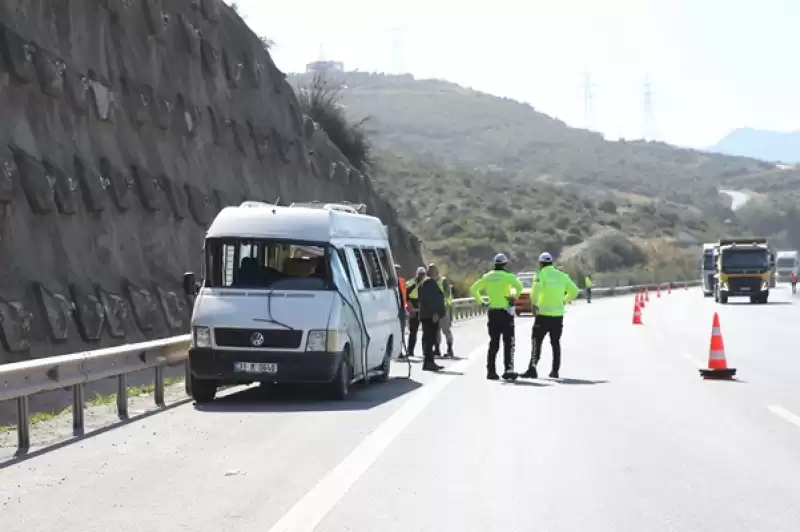 Hatay'da Lastiği Patlayan Minibüsün Devrilmesi Sonucu 12 Kişi Yaralandı